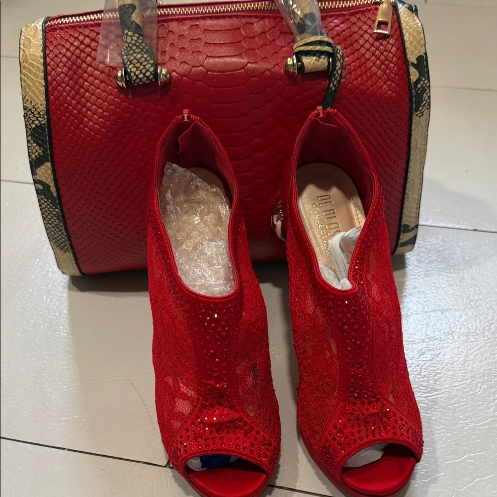 Red Croc-Embossed‎ Handbag and Lace Heels Set - Picture 4 of 6